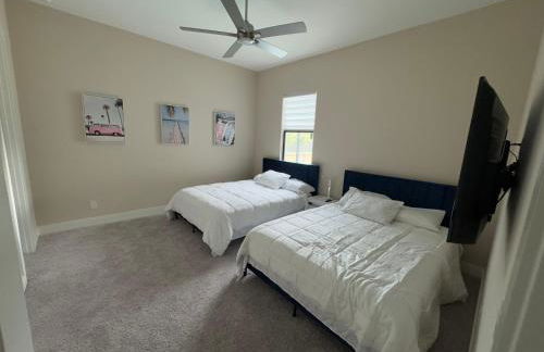 Brand New Luxury 4 bedroom heated pool home - Foto 18