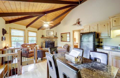 2 Mi to Skiing! Wooded Beech Mtn Retreat with Decks - Foto 3