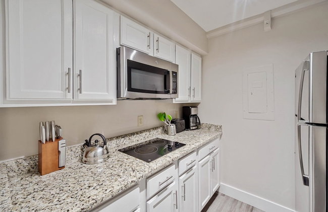 Global Luxury Suites at Georgetown - Photo 36