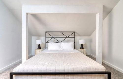 Stay Portland - Warhol Suite - Art Deco Apartment - 92 WalkScore - Photo 6