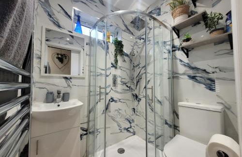 Modern 2 bed pet friendly Bungalow near countryside and a short drive to seafront- with large private garden by Catchpole Stays - Foto 10