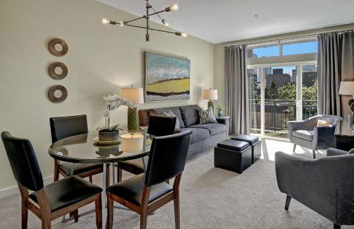 City Water View Oasis with Pool & Gym near Cruise in Heart of Seattle - Foto 7