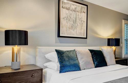 Gorgeous 6BR with Pool and Spa - Photo 27