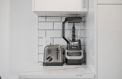 PFR Suites - Highland, 3BR 2BA Shadyside Condo, Penthouse Unit, 2 Decks, Off-Street Parking, 4th Floor Walkup - Foto 50