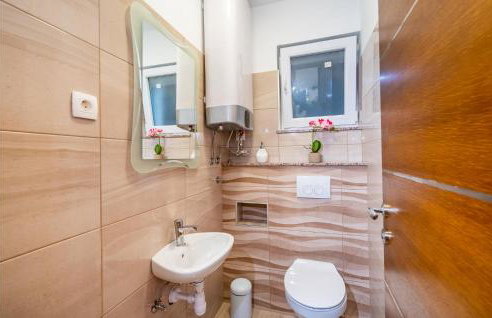 Awesome Home In Modric - Photo 47