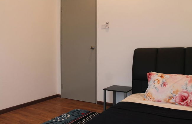 Cozy Crib at 7 Tree Seven Residence - Photo 4