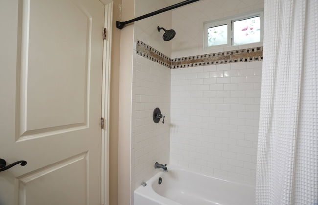 Incredible Estate 5 Bedrooms 3 Bathroom W/resort Style Rock Pool & Jacuzzi - Photo 25