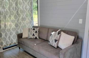 Romantic Glamping Getaway Perfect for Quality Time with Your Partner: Cute Tiny House near Owensville, Missouri - Foto 12