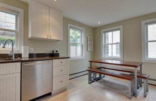 Walk to Beach and Commercial Street! Condo with Patio - Foto 7