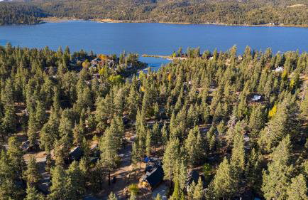 Pinetree Place by Avantstay Group Cabin w/ Hot Tub Minutes to the Lake - Photo 82