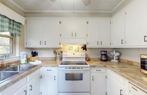 3rd-row beach cottage with ocean views, beach access, deck, & grill - Foto 6