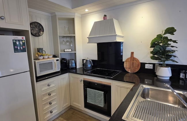 Sandstone Suites - Photo 8