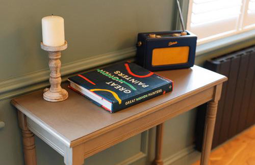 Central Whitchurch - Lowcross House Guest Bedroom 1 - Photo 11