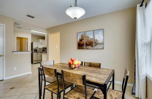 Family Getaway with Fenced Yard in Haltom City! - Foto 11