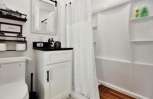 Breathtaking King Suite #9 Steps to Daytona Beach - Foto 8