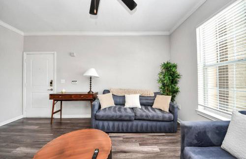 LUX Resort Inspired 2BR Near Houston Pool Gym - Foto 14