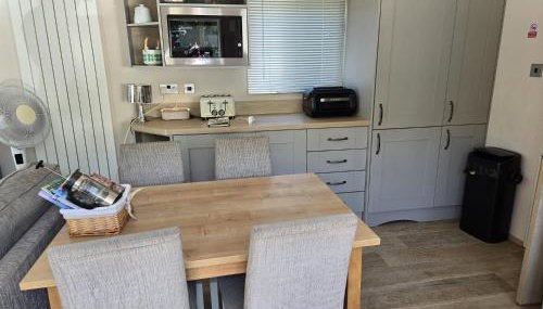 luxury new 3 bed caravan with stunning sea view on private beach in Thorness bay - Foto 2