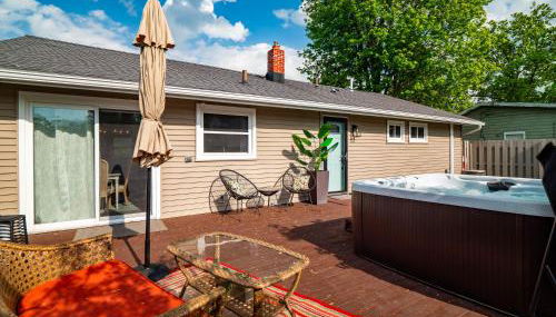 Lake Cottage with Hot Tub and Game Room - Foto 5