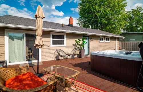 Lake Cottage with Hot Tub and Game Room - Foto 5