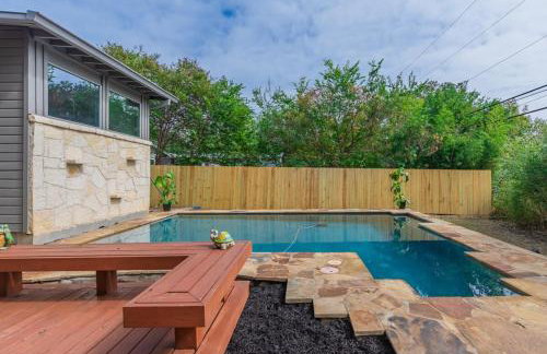 Serene POOL & Firepit in Stunning Home By Airport - Foto 7