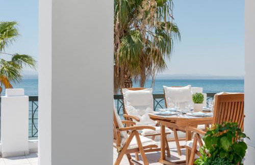 Beachfront Modern Apartment - Photo 24