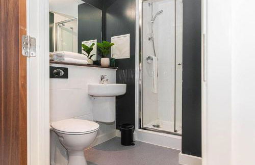 #115 ModernCity Escape Central Apartment- 10 mins to Royal Albert Dock Liverpool- Sleeps 4 - "Perfect for contractors and Families " - Foto 15