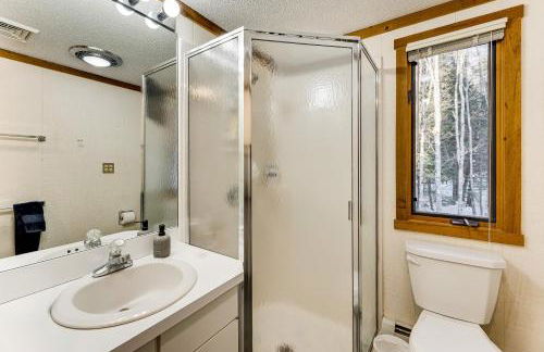 Resort-Style Community! Quechee Chalet with Deck - Foto 31