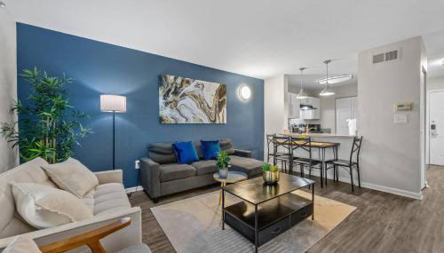 Stylish 2BR in Downtown, Pool Gym, near Airport - Foto 2