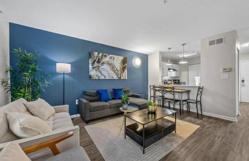 Modern 2BR near Downtown Pool, Gym, Free Parking - Foto 1