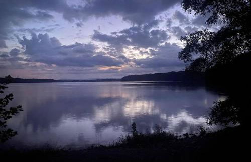 3 Bed 2 Bath Renovated Home Near The Lake - Foto 36