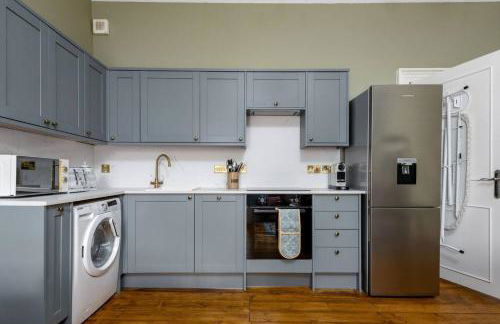 Elegant 3 Bed Apartment in Stirling Near Free Parking and Hill Views - Foto 2