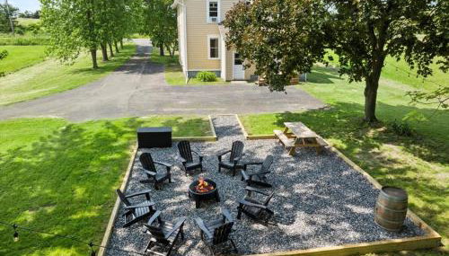 Hudson Restored Farmhouse with Fire Pit - Foto 2