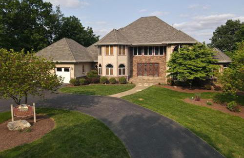 Redbud Keep - Unique Features, Movie Set Decor, Grill, Wifi, Family Friendly, Hiking, Billiard Table, Movie Theater Room, Fireplace, Golfing, View, 2 King Beds - Foto 2