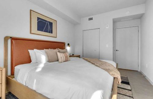 Modern Chic 1BR Downtown with Rooftop Pool & Views - Foto 17