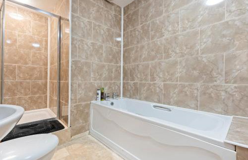 Luxury 2 Bedroom Apartment with Free Parking Opposite Queen Elizabeth Hospital - Photo 10