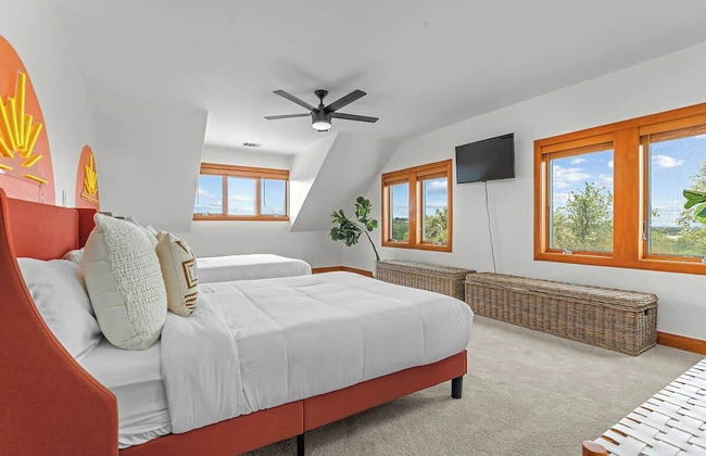 Luxurious Lake Park House: Sleeps 25, Pool, Hot-tub, Firepit and Game Room! - Photo 10