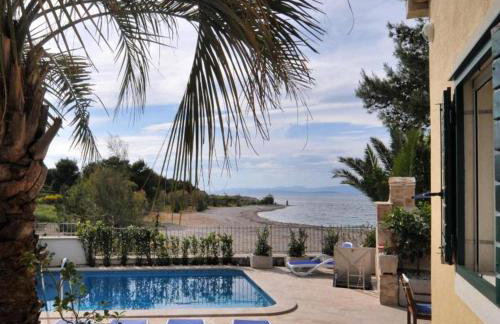 Deluxe Villa Sirena on the beach with Pool - Photo 11