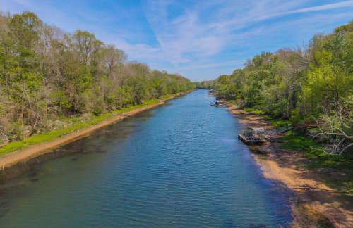 Riverfront Little Red Cabin, Hot Tub, World-class Trout Fishing, Views & Boat Access - Photo 49