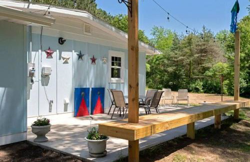 Little Blue Cottage: a wooded getaway near beaches and towns - Foto 2