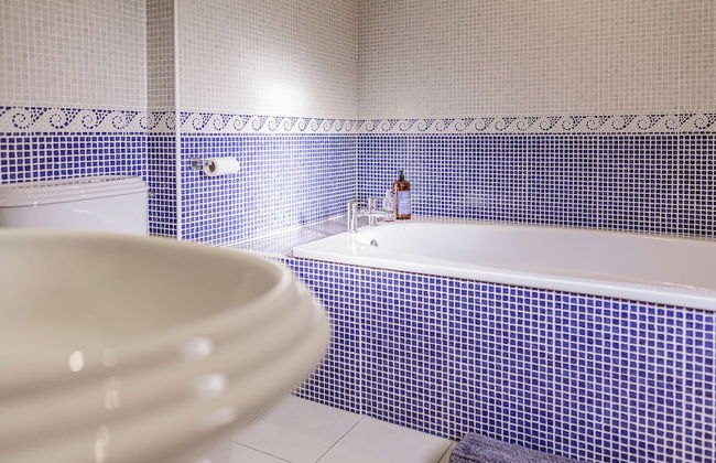 Charming 3BD Cotswolds Family Retreat - Photo 14