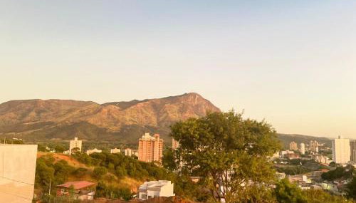 Flat de 2 quartos com AR na área central de GV com conzinha completa-garagem-wifi-Bom p grupos ou familias ou empresas - Foto 2