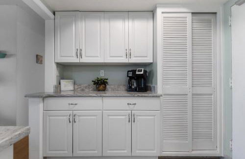 Spacious 3BR Beachfront Condo with Balcony & Parking - Foto 17