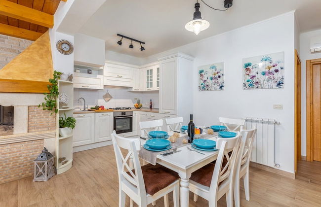 Stylish Villa With Swimming Pool and Garden - Photo 6