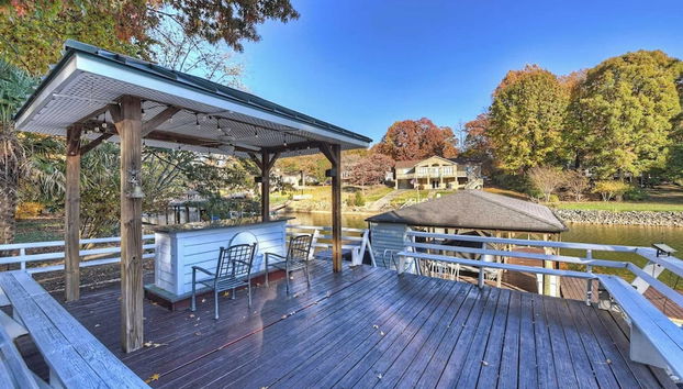 Lakefront Home Private Dock, Tiki Bar, Firepit Shore to Please by Avantstay - Foto 3, Interior