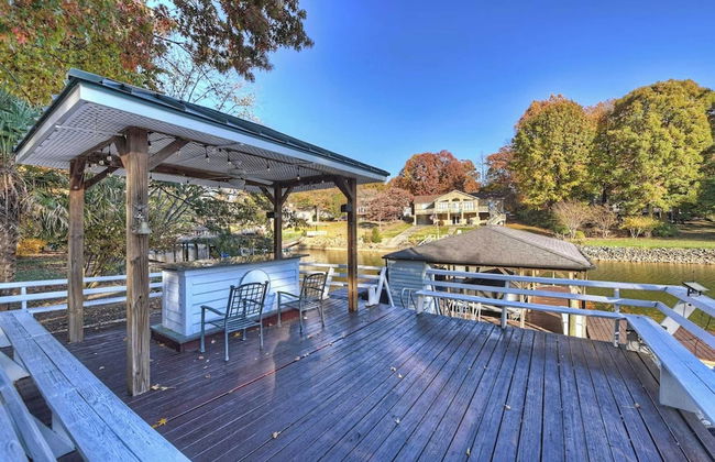 Lakefront Home Private Dock, Tiki Bar, Firepit Shore to Please by Avantstay - Foto 17