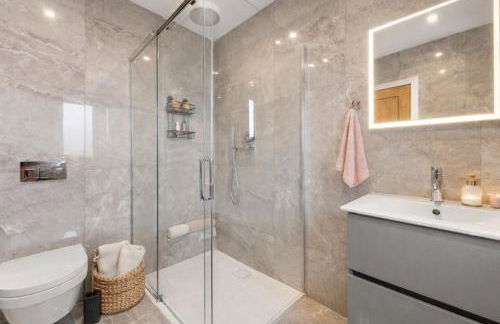 Luxury 4BR Smart Home with Smart Features, Garden, SkyStream & Free Parking - Sleeps Up To 8 in Gerrards Cross SL9 - Photo 18