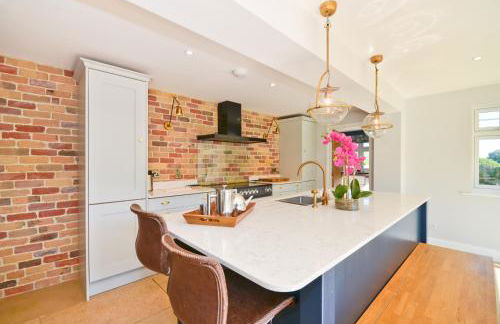 Adgestone Villa - A Luxurious Countryside Escape with Heated Pool, Near Sandown Beach, Dog Friendly in Rural Sandown - Perfect Getaway for Family & Friends - Photo 28