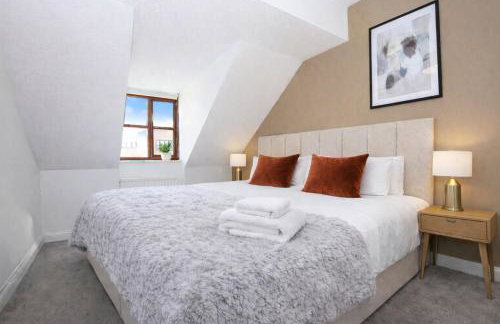 Detached House - Prime Location - Free Parking, Fast Wifi and Smart TVs with Sky TV and Netflix by Yoko Property - Photo 8