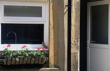 Tipsy Cottage Charming 2 bedroom home. - Photo 13