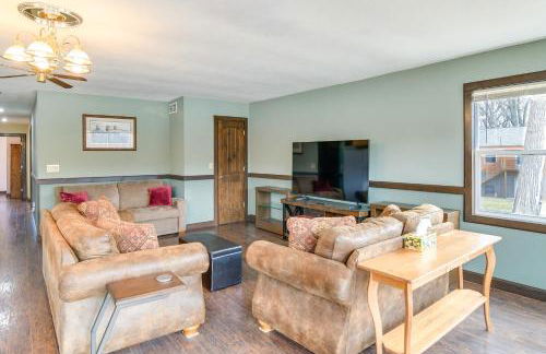 Riverfront Cabin Near Dtwn Pella with Game Room! - Foto 4